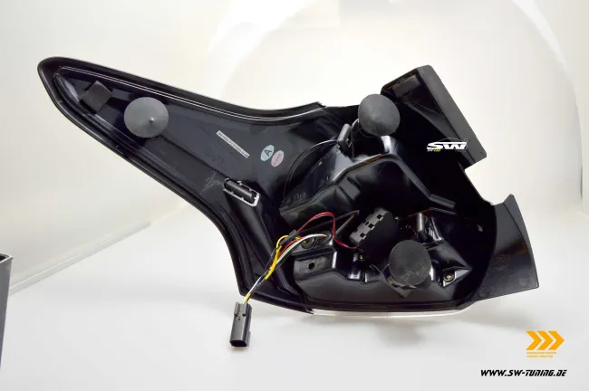 SW-Celi LED Rückleuchten für Ford Focus Mk3 CB8 DYB 16-18 Facelift 5Türer-Fließheck Lightbar Black